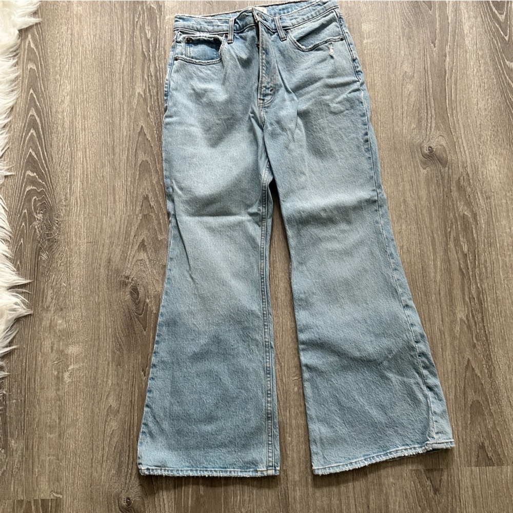 A&F High Rise Vintage Flare Light Wash Jean - Size 29, Extra Short Length